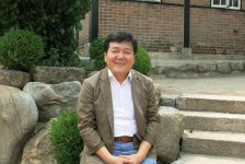 소설가 김정현, 일본의 아베를 역사의 법정에 세우다