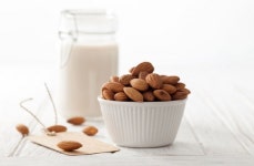 [리얼푸드]하루 23알 먹으라는 아몬드, 아몬드밀크는 얼마나?