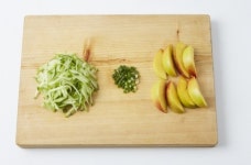 [리얼푸드]제철 복숭아로 만드는 시원한 ‘복숭아오이냉국’