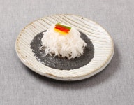 [리얼푸드] 한정식처럼 고급스럽게…‘무채 흑임자 샐러드’