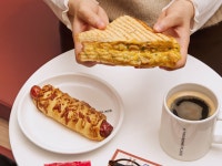 [리얼푸드] 투썸플레이스, 청양마요 치즈 멜트 파니니·소시지 빵 선봬