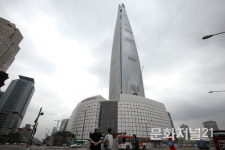 [MJ포토] 태극기 사라진 롯데월드타워