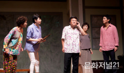 [MJ포토] 프레임 안에 담긴 치매와 가족, 연극 ‘오거리 사진관’