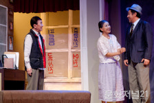 [On stage] 치매 그리고 가족, 현실 담은 연극 ‘오거리 사진관’