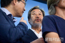 [MJ포토] 김무성 속닥속닥…콜트콜텍 노조 관계자들과 귓속말