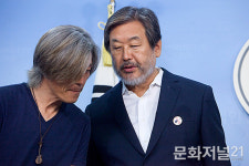 [MJ포토] 김무성 속닥속닥…콜트콜텍 노조 관계자들과 귓속말