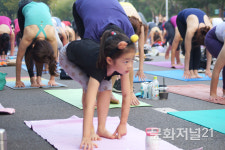 [MJ포토] 요가로 세계평화 기원하는 어린이