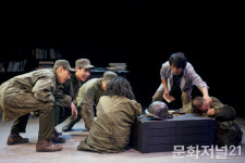 [MJ포토] 여전한 비극, 진행 중인 슬픔…연극 ‘썬샤인의 전사들’