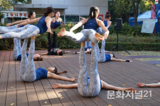 [MJ포토] 아크로요가 시연하는 광명 요가힐 시연단