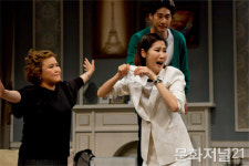 [VIEWfinder] 조금씩 미쳐있고 그래서 자주 고독한 우리를 위한 유머, 연극 ‘톡톡’