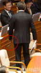 [MJ포토] 오방색 끈 손에 들고 퇴장하는 황교안