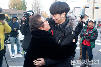 [MJ포토] ‘우리 손자 힘내라’…수험생 안아주는 할머니