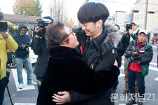 [MJ포토] ‘우리 손자 힘내라’…수험생 안아주는 할머니