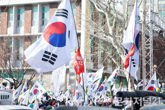 [MJ포토] 탄핵 기각·각하 외치는 탄기국…태극기 집회