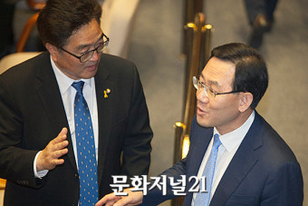[MJ포토] 본회의장서 대화나누는 우원식·주호영