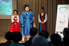 조용한 도서관에서 즐기는 흥겨운 우리가곡