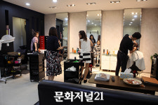 [르포] 청담샵보다 ‘국회미용실’…직접 스타일링 받아보니