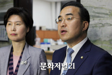 [MJ포토] ‘조원진 징계안’ 의안과에 제출하는 민주당