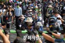 [MJ포토] 경찰벽 끌어당기는 민주노총