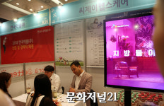 [MJ포토] 구직자 취업상담하는 CJ헬스케어 