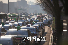 [MJ포토] 늘어선 택시에 정체 시달리는 여의대로