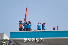 [MJ포토] “도로공사 직접고용 결단 전엔 내려올 수 없어”
