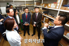 [MJ포토] 마이크로웍스코리아 제품 설명 듣는 백운만 청장 