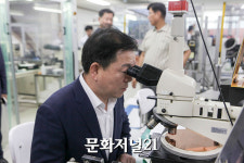 [MJ 포토] 가공품 확인하는 박승원 광명시장