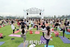 [MJ포토] 빈야사 플로우 요가 진행하는 Rina Jakubowicz