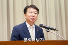 [MJ포토] 우수조달물품 선정기업에 축사 전하는 정무경 조달청장
