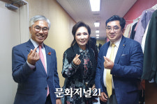 [MJ포토] 양윤경 서귀포 시장, 창작오페라 이중섭 출연진 응원