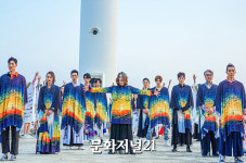 [MJ포토] 희망의 바다 동해서 펼쳐진 동해 일출 패션쇼 오프닝