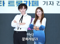 [MJ포토] 이도진-김혜연, '찐스타 트롯카페 응원합니다'