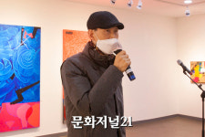 [MJ포토] 박진우 화백에 축사 전하는 신항섭 미술평론가