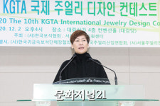 [MJ포토] 심사평 전하는 이정순 (사)한국보석협회 디자인분과위원장