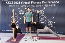 [MJ포토]골반다이어트 요가2 클래스 진행하는 여동구 프리젠터
