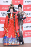 [MJ포토] 시니어 모델 이정옥, 가수 신신애와 함께(궁중코리아 서울)