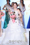 [MJ포토] 이호은, 미시즈로얄코리아 시니어 부문 인기상 수상