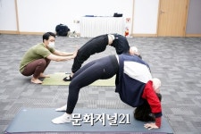 [MJ포토] 이수련,하타요가 클래스 진행