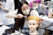 [MJ포토] 제34회 한국휴먼올림픽대회, 헤어부문 경기 펼치는 김규리 선수