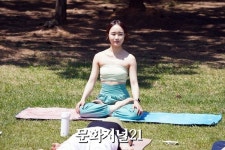 [MJ포토] 시작해-요가 클래스 진행하는 한연지 강사