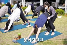 [MJ포토] 테라피요가 클래스 진행하는 이영숙 강사