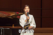 [MJ포토] ‘남북 가곡의 밤’ 진행하는 김민경 아나운서