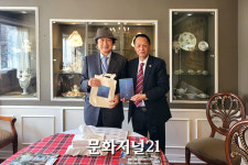 [MJ포토] 저서 ‘마요르카의 연인’ 증정하는 소설가 신영