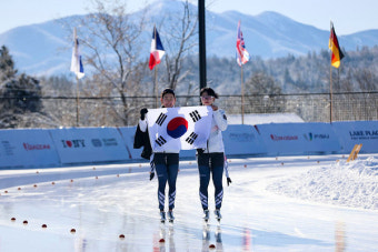 [포토] 여자 1,000M 금메달 김민선 선수, 메달 세리머니