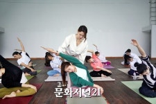 [MJ포토]아로마 요가 & 비슈다 차크라 요가 클래스 진행하는 윤희라 원장