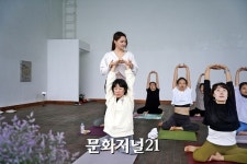 [MJ포토]아로마 요가 & 비슈다 차크라 요가 클래스 진행하는 윤희라 원장