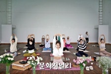 [MJ포토]아로마 요가 & 비슈다 차크라 요가 클래스 진행하는 윤희라 원장
