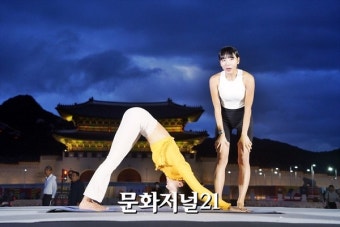 [MJ포토] 광화문 달빛요가, 클래스 진행하는 김재경 리더