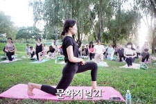 [MJ포토] 서울시, 해질녘 한강요가 클래스 진행